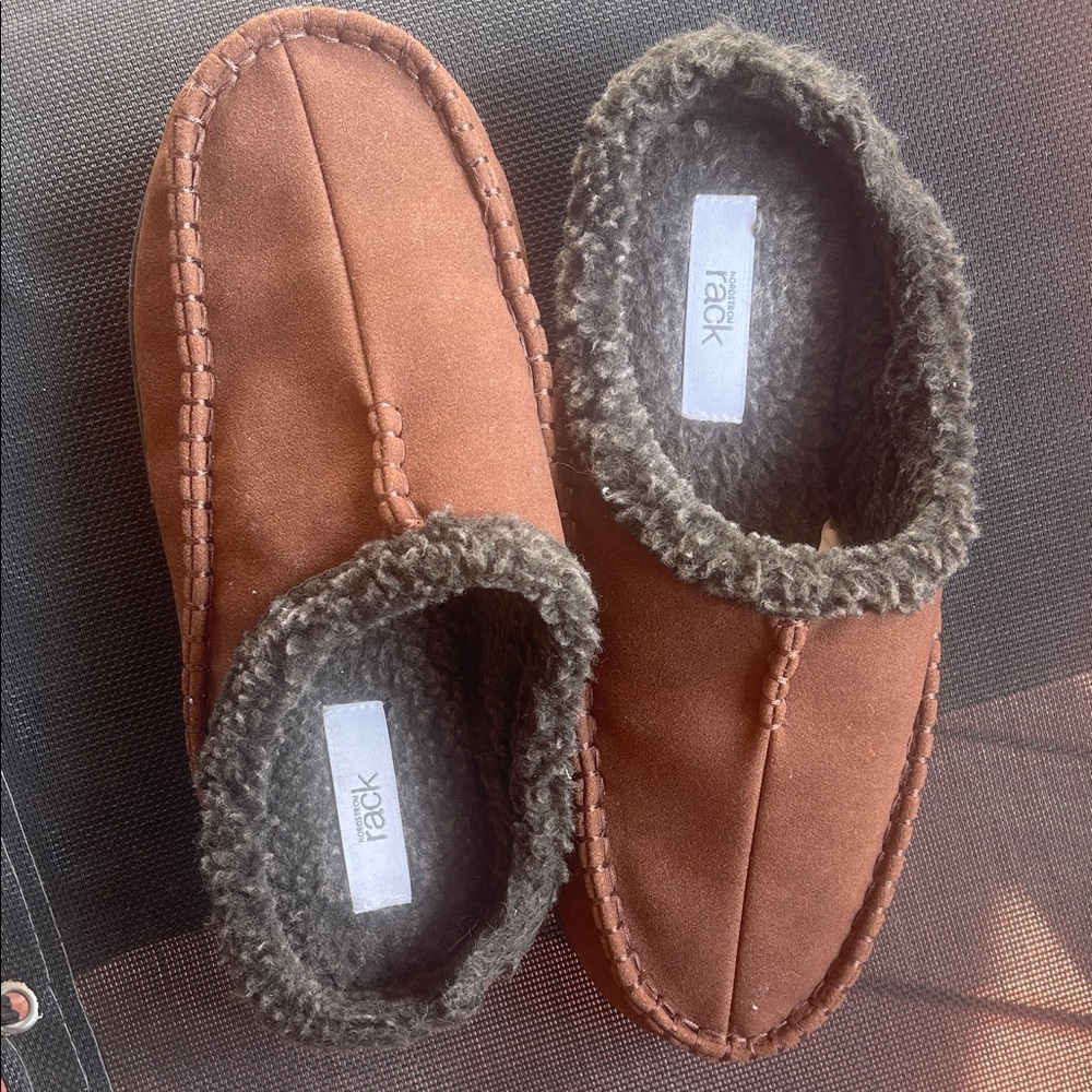 Dearfoams  Men’s Brown Faux-Suede Fuzzy Lined Slippers